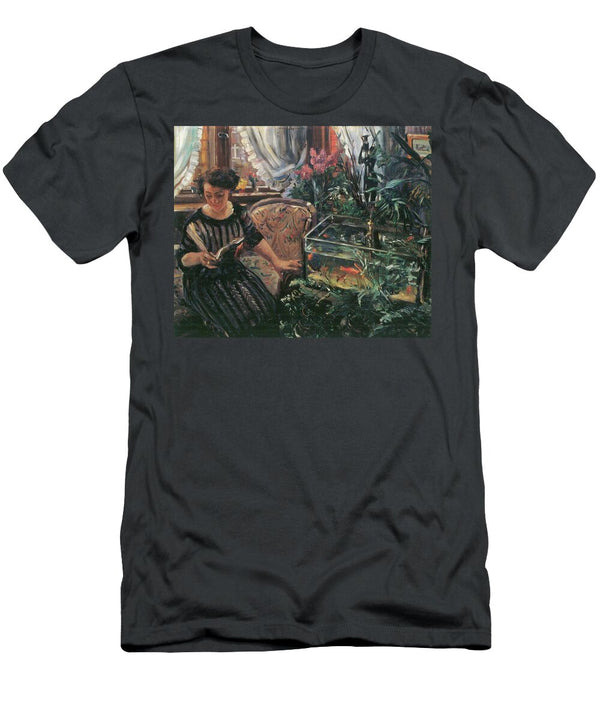 1 Dame Am Goldfischbassin Die Gattin Des Kunstlers Lovis Corinth T-Shirt
