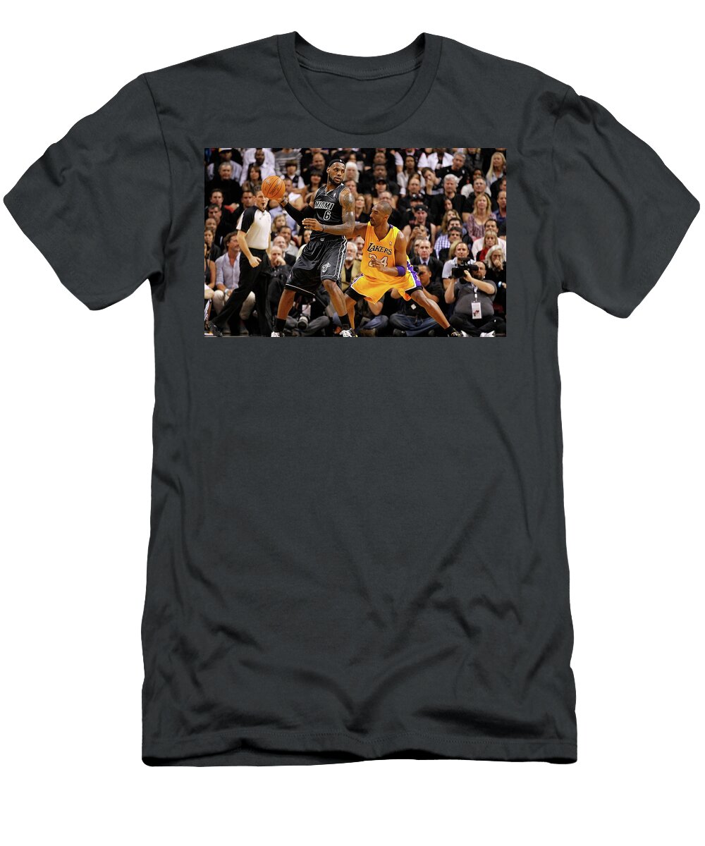 Basketball Players Compete with Crowd Watching Closely Tana Kyuwa T-Shirt