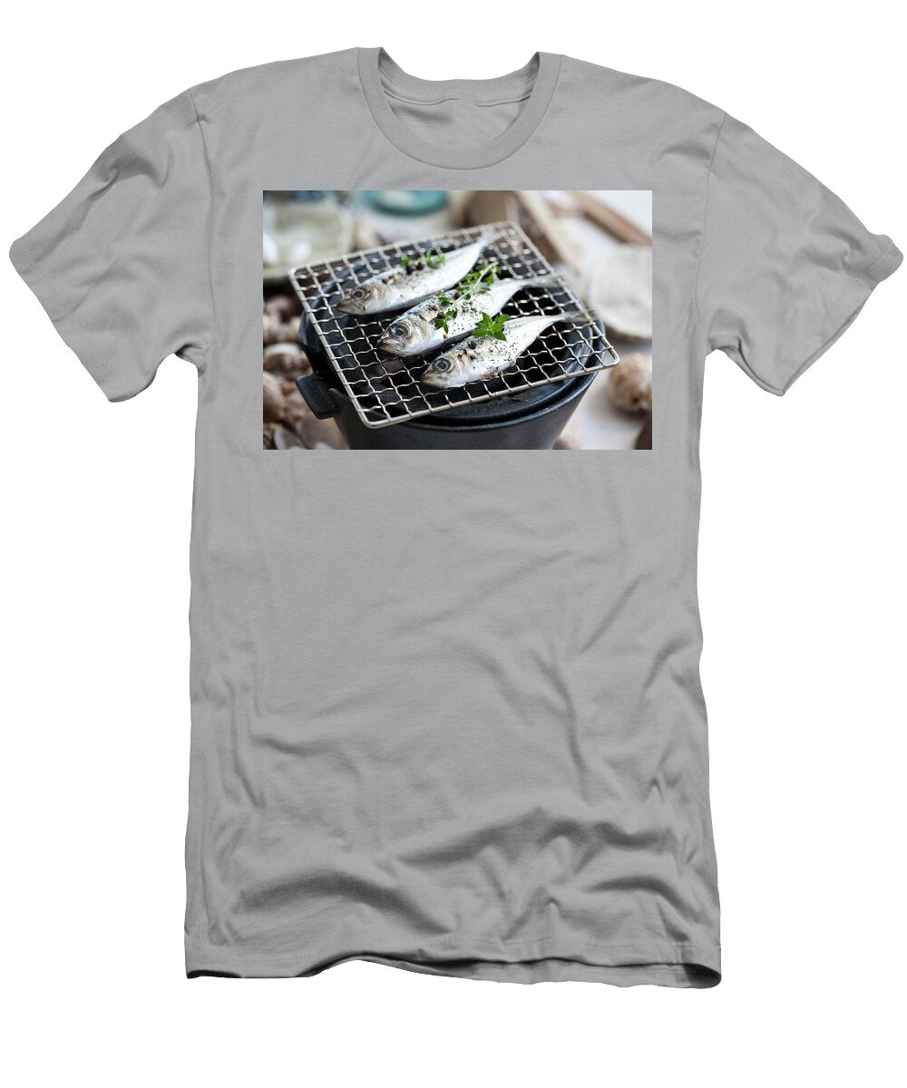 Fish on the Barbecue with Sesame Seeds Peppercorns and Thyme Schindler Martina T-Shirt