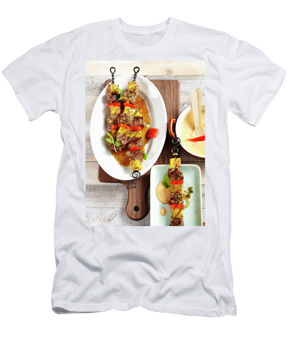 Grilled Beef and Pineapple Skewers with Macadamia Nut and Chilli Sauce Teubner Foodfoto T-Shirt