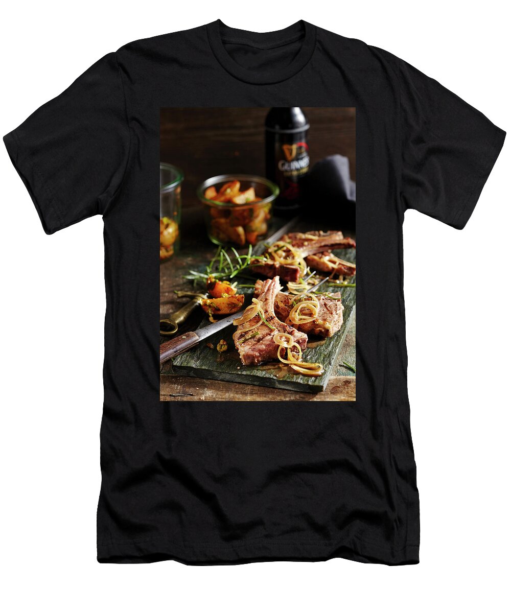 Grilled Lamb Chops in a Beer Marinade with Potato Wedges Teubner Foodfoto T-Shirt