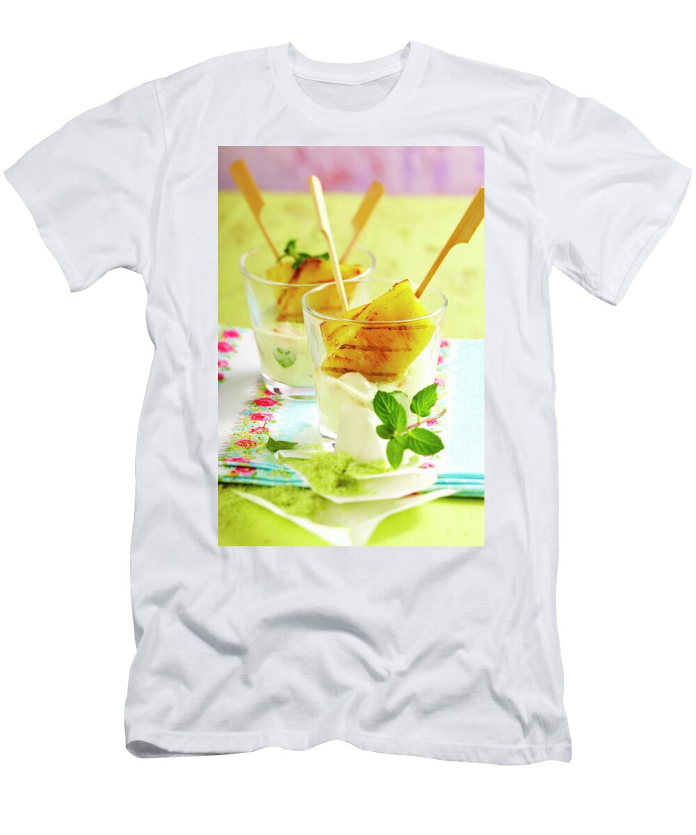 Grilled Pineapple with Mint Yoghurt in Glasses Teubner Foodfoto T-Shirt