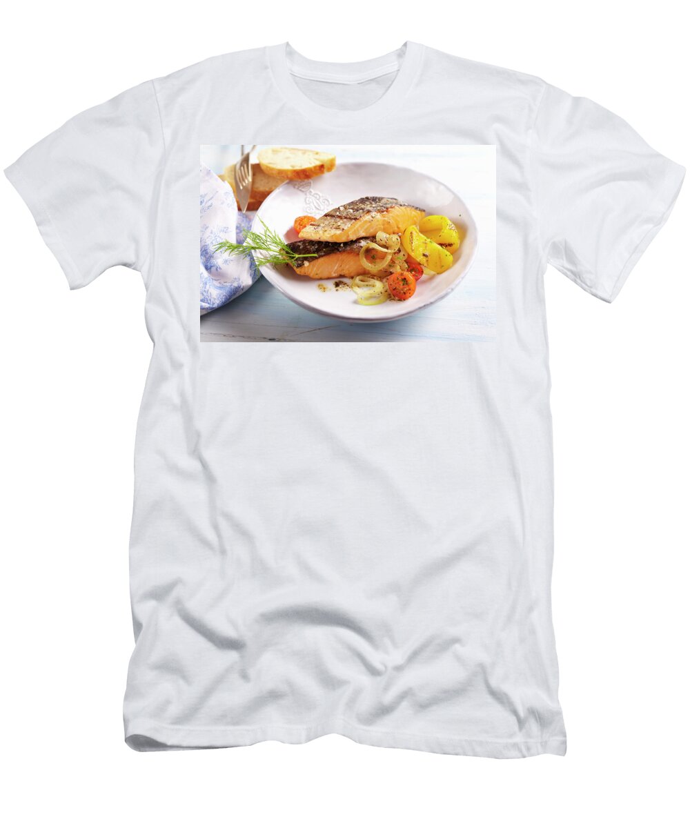 Grilled Salmon Fillet with Grilled Vegetables and White Bread Teubner Foodfoto T-Shirt