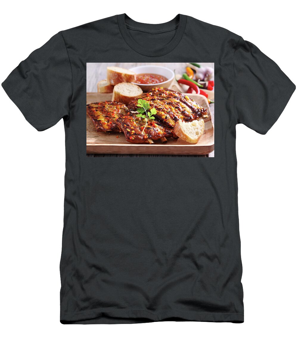 Grilled Spicy Spare Ribs with a Caribbean Marinade Coriander and White Bread Teubner Foodfoto T-Shirt