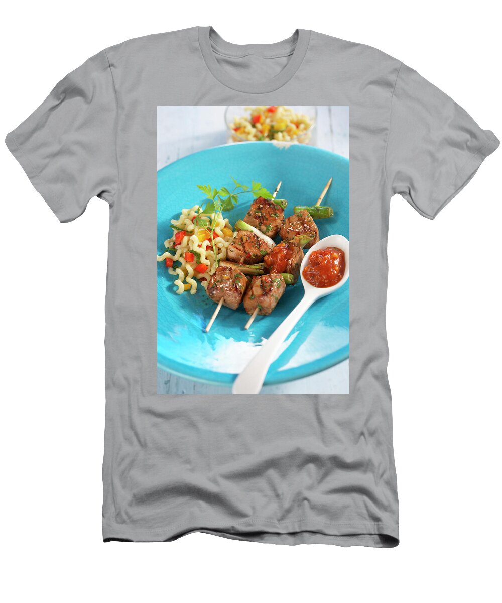 Grilled Turkey Skewers with a Spoonful of Tomato Chutney and Pasta Salad Teubner Foodfoto T-Shirt