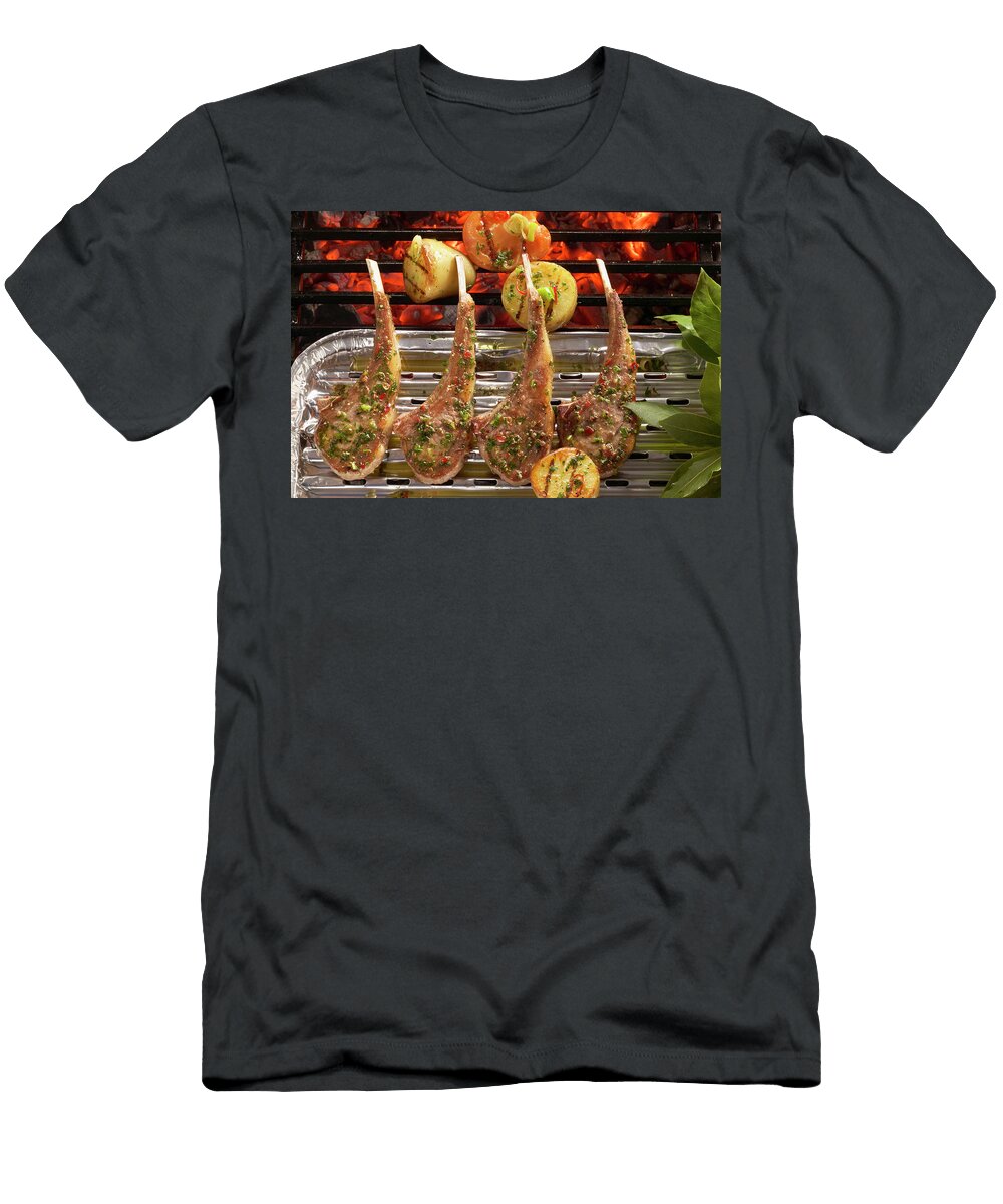 Marinated Grilled Lamb Chops in an Aluminium Tray with Potatoes and Tomatoes Teubner Foodfoto T-Shirt