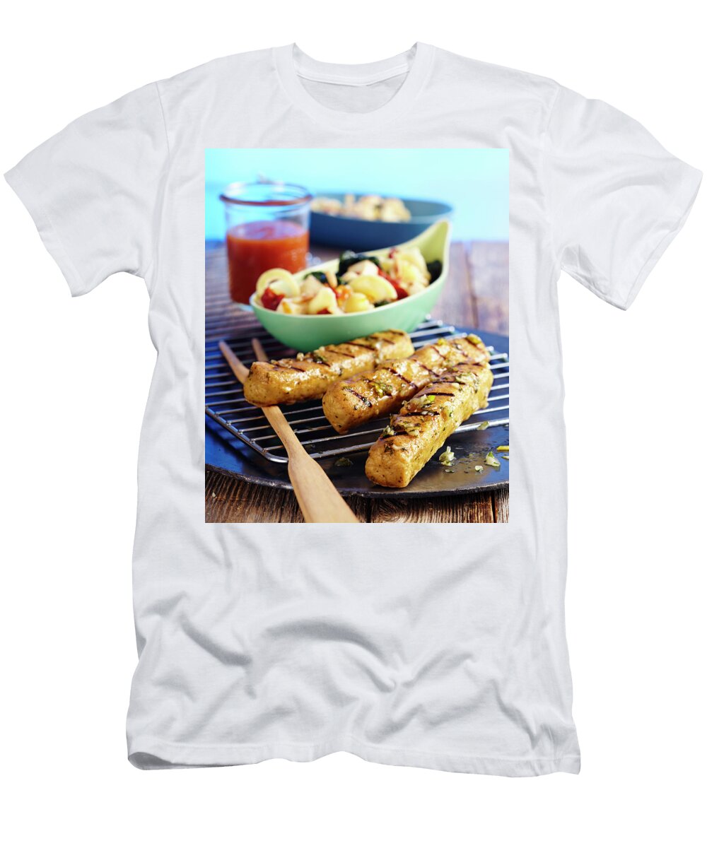 Marinated Grilled Tofu Sausages with a Pasta Salad Teubner Foodfoto T-Shirt