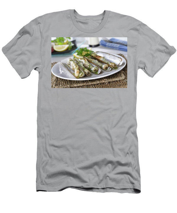 Navajas a LA Plancha Grilled Razor Clams with Garlic and Parsley Spanien Gastromedia T-Shirt