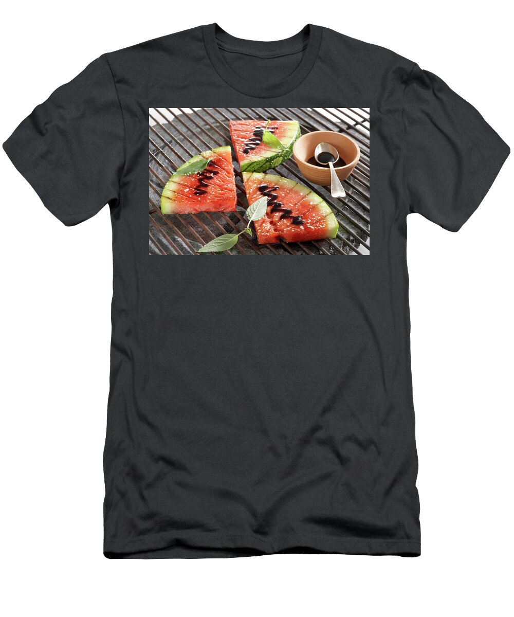 Sliced Grilled Watermelon with Balsamic Cream and Pineapple Sage Teubner Foodfoto T-Shirt