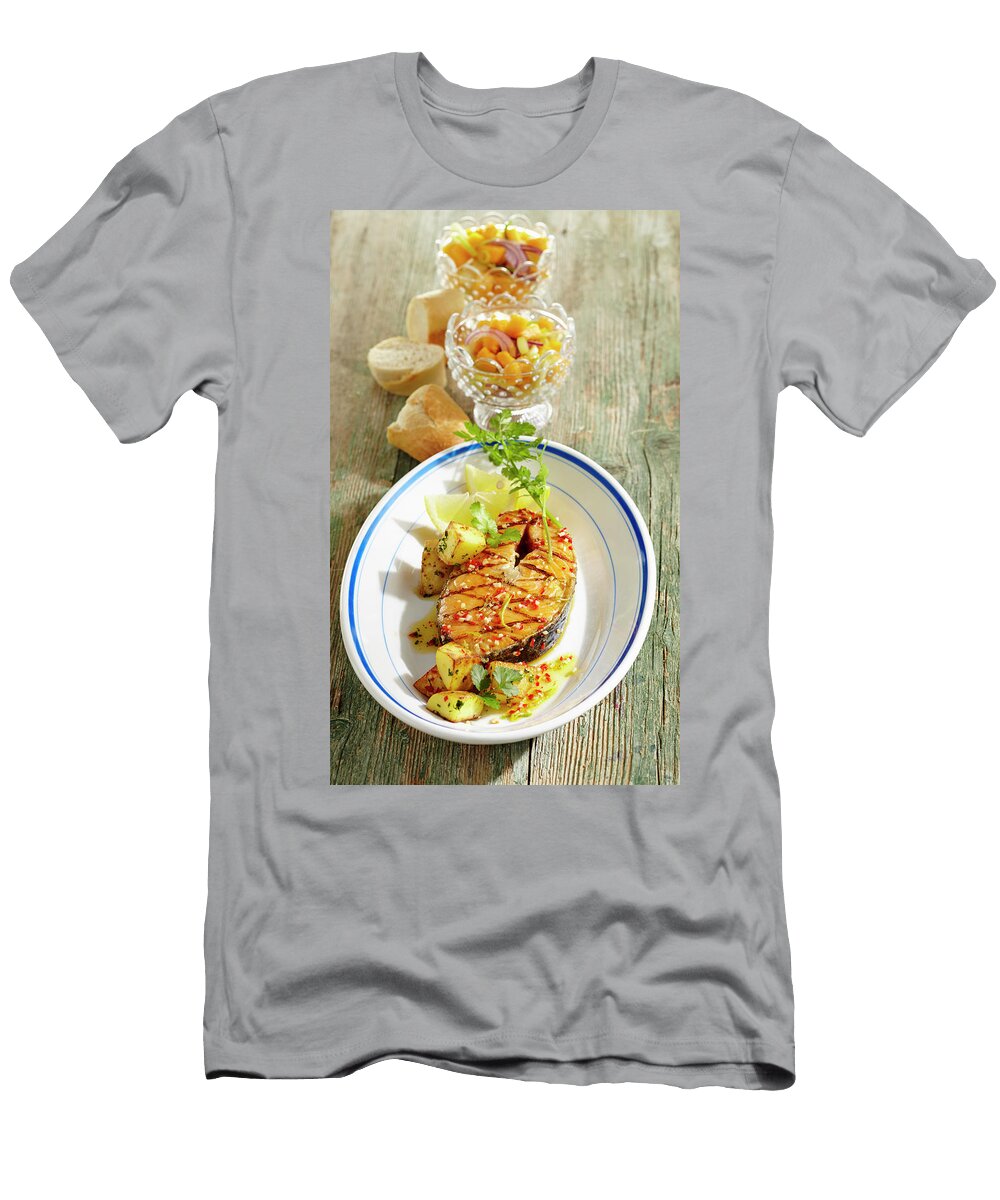 Spicy Marinated Grilled Salmon Steak with a Papaya Salad and Fried Potatoes Teubner Foodfoto T-Shirt