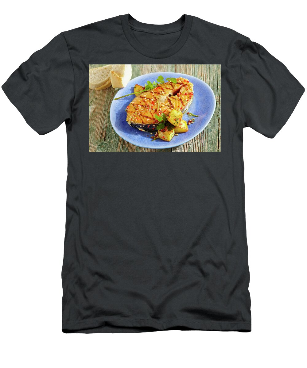 Spicy Marinated Grilled Salmon Steak with a Papaya Salad Teubner Foodfoto T-Shirt
