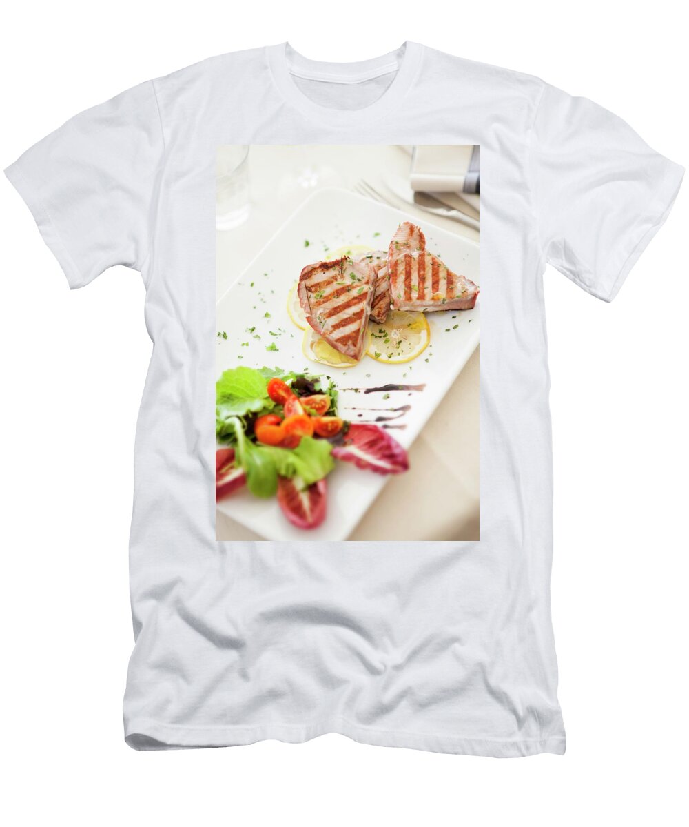 Tonno Grigliato Grilled Tuna with Salad Italy Imagerie T-Shirt