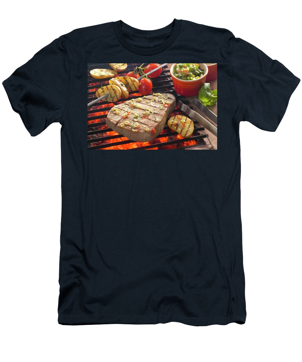 Tuna Steak and Vegetables on a Grill with a Pepper Salsa Teubner Foodfoto T-Shirt