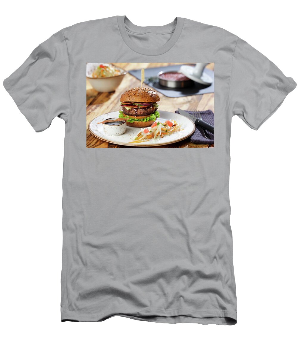 US Style Beef Burgers with Honey Barbecue Sauce and Coleslaw Niklas Thiemann T-Shirt